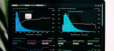 数据可视化仪表盘，展示球队实时战绩、球员深度指标和赛程分析
