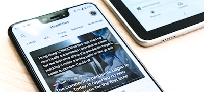 体育新闻编辑室，记者正在发布最新的行业快报和深度专题